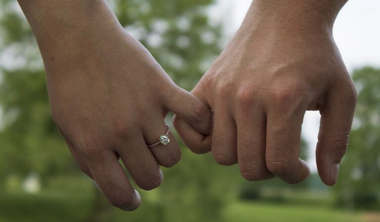 Comment différencier les bagues en or blanc et les bagues en argent ?